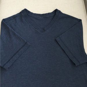 Like New Lululemon 5 Year Basic V Neck Tee Shirt Navy Blue Mens Size Small